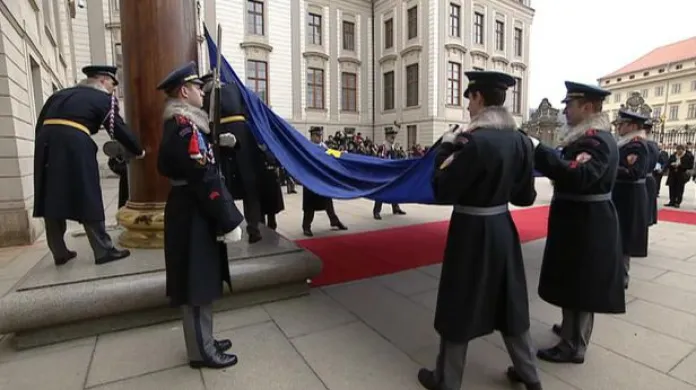 NO COMMENT: Vyvěšení vlajky EU na Pražském hradě