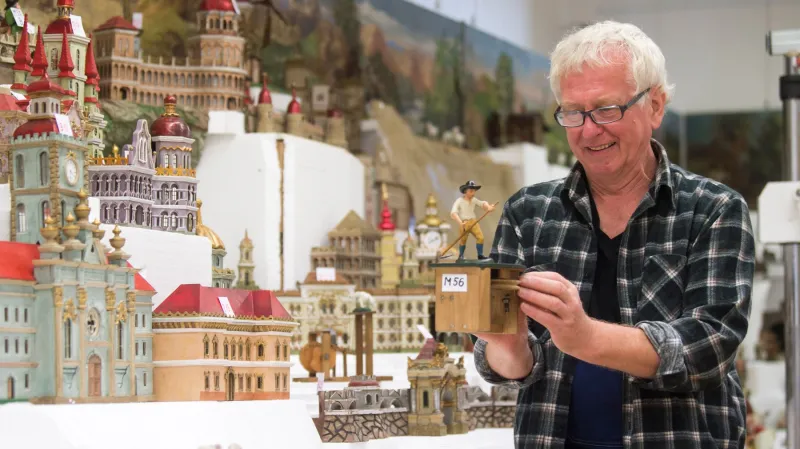 Restaurátor Kamil Andres při práci na mechanickém betlémě