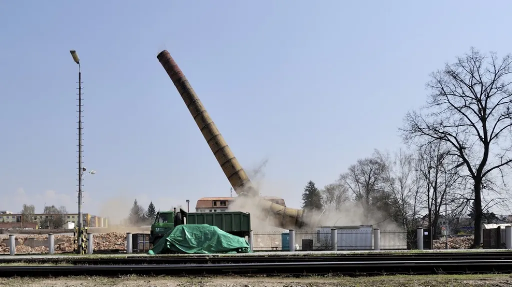 Odstřel komína v Rychnově nad Kněžnou