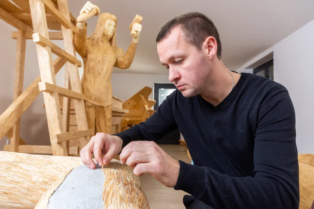 Sochy se neobejdou bez nosné konstrukce, kterou si autor sám odlévá