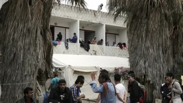 Uprchlíci v opuštěném hotelu Lambi