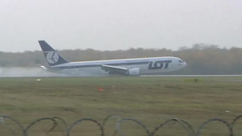Nouzové přistání polského letadla
