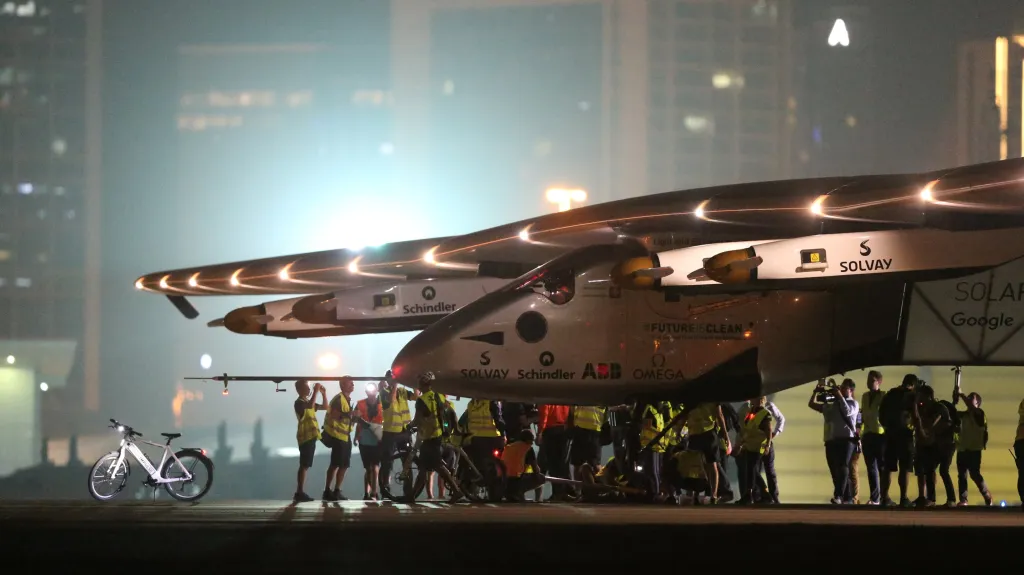 Solar Impulse 2 přistál v Abú Zabí poté, co zdárně obletěl svět