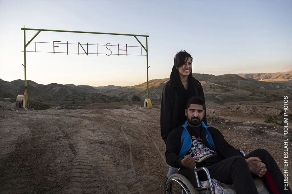 Nominace v sekci Sport: Fereshteh Eslahi se sérií snímků Thoughts of Flight (Myšlenky na létání). Série ukazuje příběh íránského sportovce, který se zranil během street parkuru a následkem poranění ochrnul. Saeed Rami i přesto svůj boj nevzdává