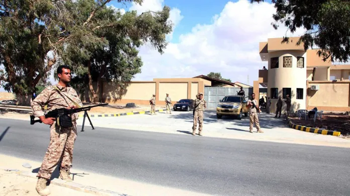 Vojáci libyjské armády hlídkují před velitelstvím jedné z vyhnaných milic v Benghází