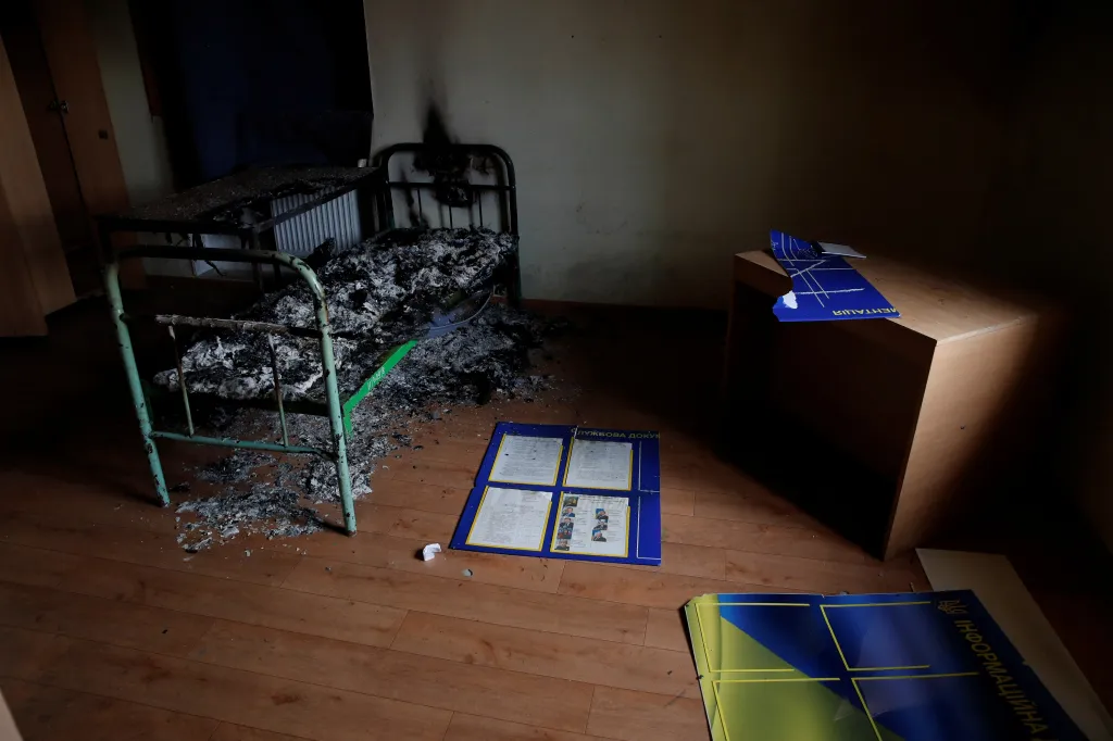 Spálená postel v cele předběžného zadržení, kde podle výpovědi Ukrajinců ruští vojáci věznili a mučili zajatce