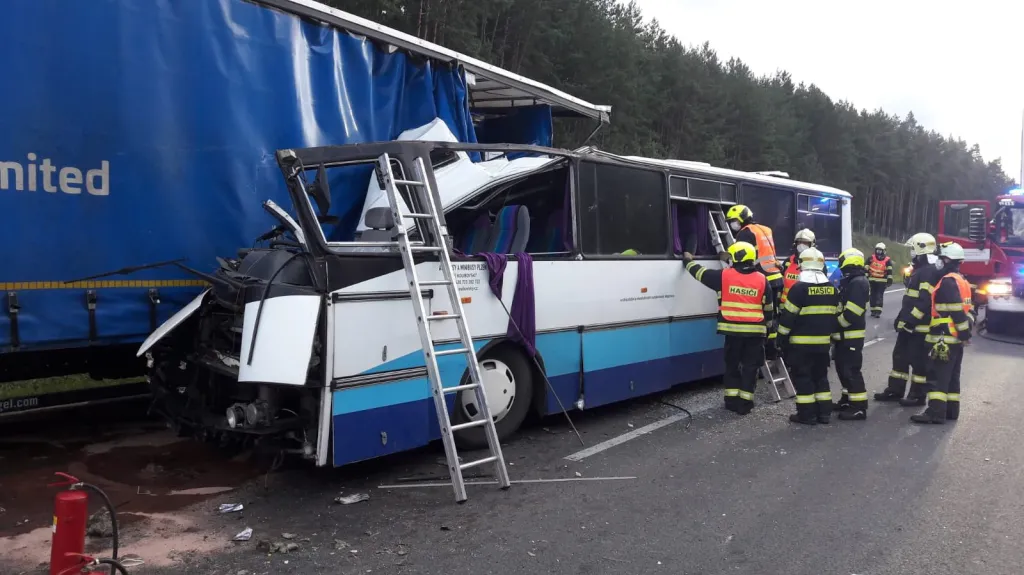 Nehoda autobusu a nákladního auta u Plzně