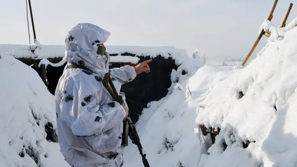 Ukrajinský voják v zasněženém zákopu