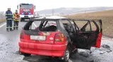 Druhý řidič zůstal zaklíněný v hořícím autě