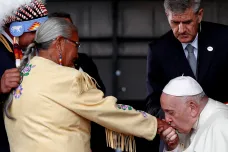 Papež přiletěl do Kanady. Chce se omluvit za zneužívání dětí na církevních školách