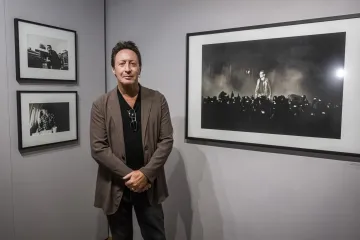 Fotil ZZ Top, U2 i své cesty. V Praze vystavuje Julian Lennon