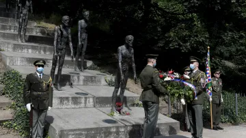 Pietní shromáždění u pomníku obětem komunismu na pražském Újezdě