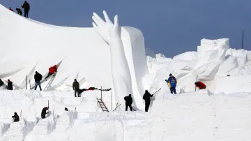 Sochaři z několika zemí světa připravovali ledové sochy už od počátku prosince 2017.