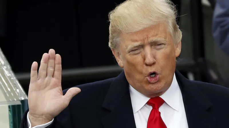 Donald Trump při projevu: „Předáváme moc z Washigtonu D.C. a vracíme ji lidu.“