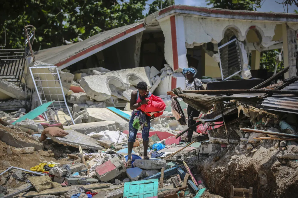 Následky zemětřesení na Haiti, které postihlo jih země, může zkomplikovat příchozí tropická bouře. Fotografie ukazují situaci ve městech Les Cayes a Saint-Louis-du-Sud