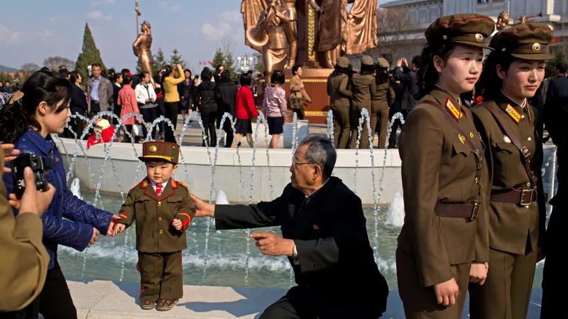 Malý Severokorejec ve vojenské uniformě