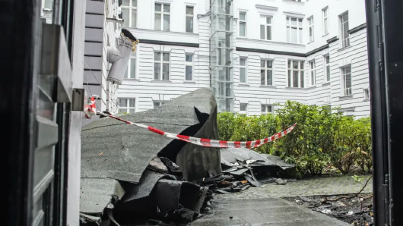 Bouře v Berlíně strhla střechu z domu Zdroj: ČTK/DPA/Paul Zinken