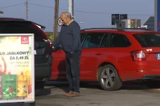 Čeští řidiči jezdí tankovat benzín do Polska. Ušetří pět korun na litru