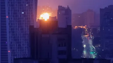 Výbuch při ruském dronovém útoku na Kyjev