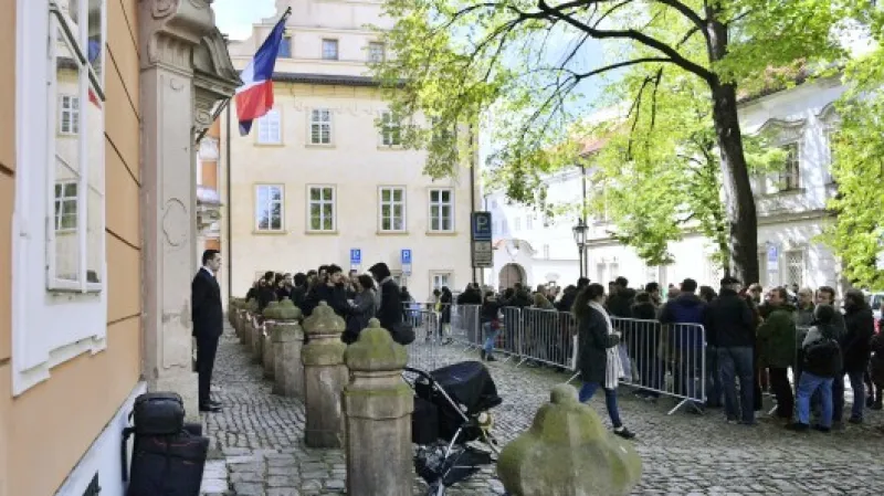 Francouzská ambasáda v den voleb