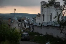 Ruský ústup na Ukrajině odhaluje zkázu. „Nutili mě kopat hroby,“ popisuje svědek