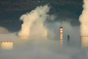Emisní povolenky v EU rekordně zdražily. Poprvé padla hranice sto eur za tunu