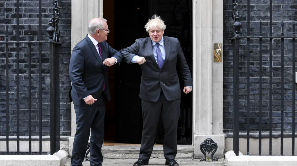 Britský premiér Boris Johnson (vpravo) vítá v Londýně svého australského protějška Scotta Morrisona