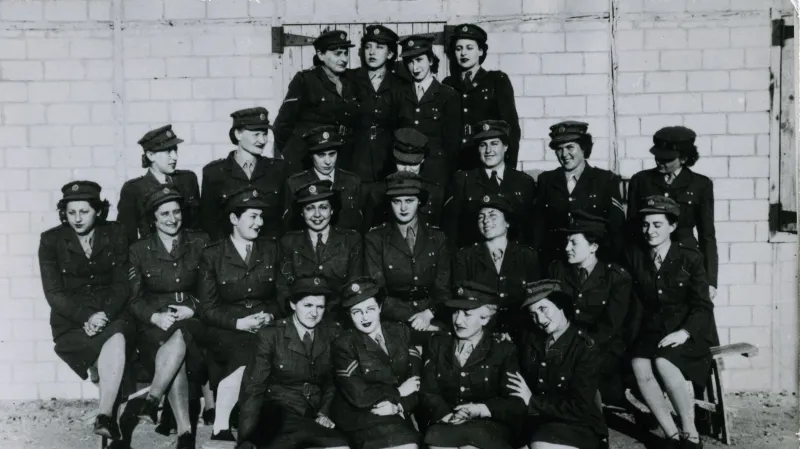 Skupina Čechoslovaček ve službě ATS na Středním východě