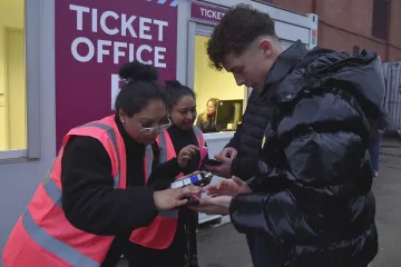 Pandemie ve světě: Anglie zruší zbývající restrikce, řada zemí hlásí nová maxima nakažených