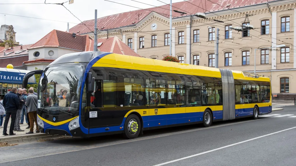 Škoda 33Tr zatím jezdí pouze v Teplicích. V Českých Budějovicích jsou trolejbusy červené