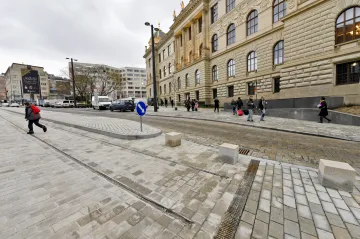 Z opraveného okolí Národního muzea si řidiči udělali parkoviště. Zastaví je bloky