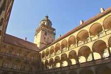 Chátrající část zámku v Moravském Krumlově se začala opravovat. Věž má poté nabídnout výhled
