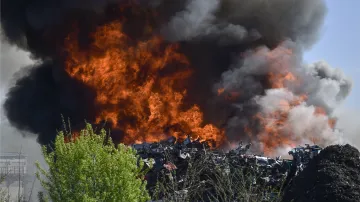 Požár autovrakoviště v Ostravě