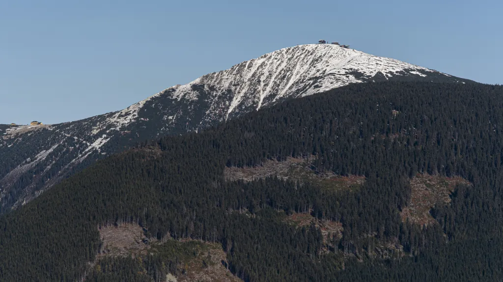 Na vrcholu Sněžky zůstává sníh, jeho setrvání pomáhají mrazivé noci
