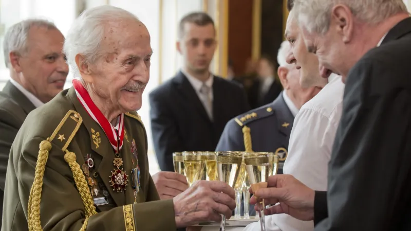 Prezident Zeman si připíjí s válečným veteránem Mikulášem Končickýcm