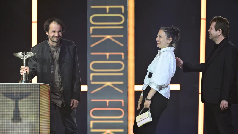 Cenu v kategorii folk dostal zpěvák Jan Běťák (vlevo) za album Jazykem květin
