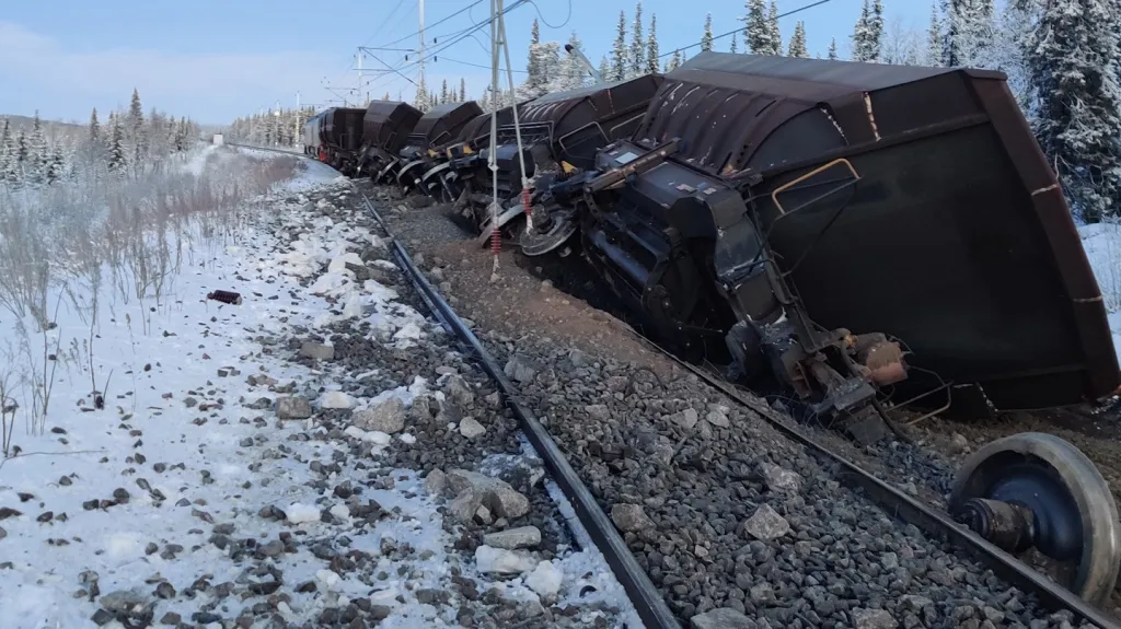 Ve Švédsku vykolejil vlak převážející železnou rudu
