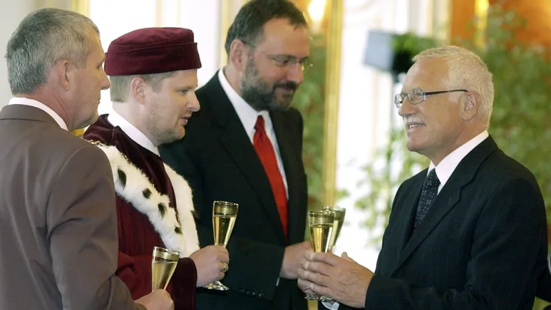 Fiala střídá Jiřího Zlatušku (druhý zprava) v čele brněnské univerzity