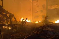 V Zápech u Prahy vyhořela hala s autodíly. Majitel odhaduje škodu na sto milionů