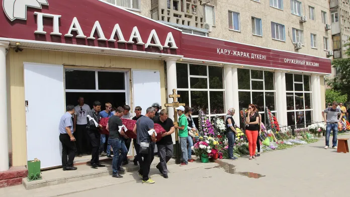 Pohřeb jedné z obětí útoku v Aktobe