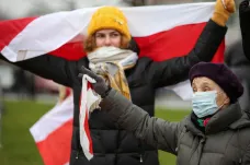 Bělorusové protestují čtyři měsíce. Snaží se přelstít policii menšími akcemi, obuškům se nevyhnou