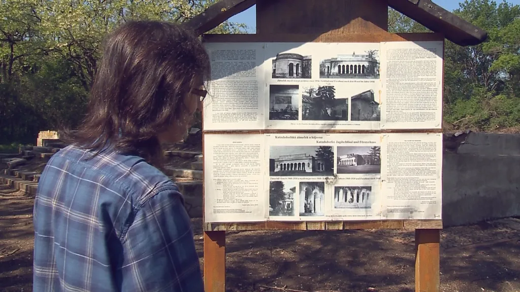 Daniel Lyčka ukazuje fotografie loveckého zámečku