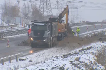 Nad D3 a D10 zanikly při nočních uzavírkách staré nadjezdy. Dálnice jsou již plně průjezdné
