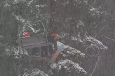 V lyžařském středisku v Jeseníkách se zasekla lanovka. Desítky lidí museli hasiči dostat dolů