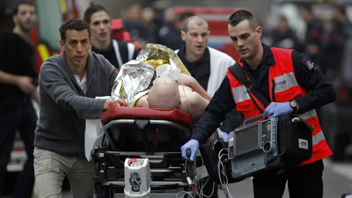 Zásah záchranářů po útoku v redakci Charlie Hebdo