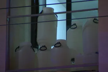 Noční zásah v brněnském bytě odhalil sto litrů rozpouštědel