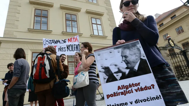 Protesty studentů proti úřednickému kabinetu