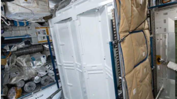 Záchod na ISS nabízí astronautům i soukromí. V jedné polovině bude starší toaleta, v druhé polovině nová