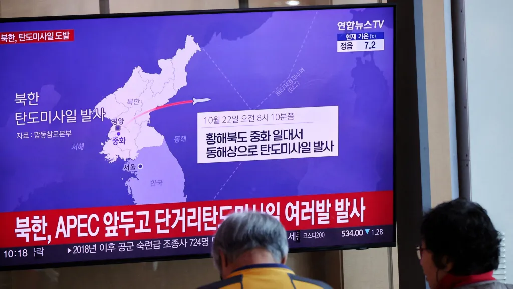 Lidé sledují reportáž o severokorejských raketách krátkého doletu směrem k moři (22. října 2025)