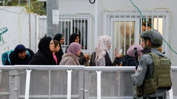 Palestinci na izraelském checkpointu